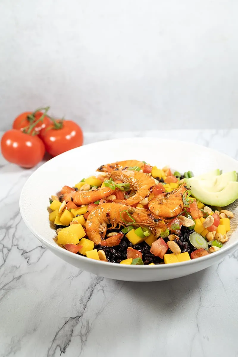 Riz noir à la mangue et aux crevettes à l’ail