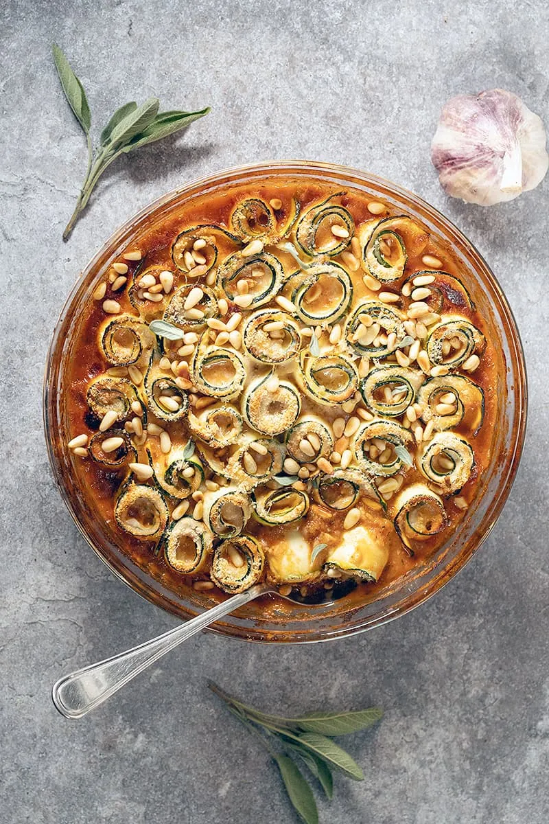 Roulés de courgettes à la sauce tomate - un repas végétarien savoureux