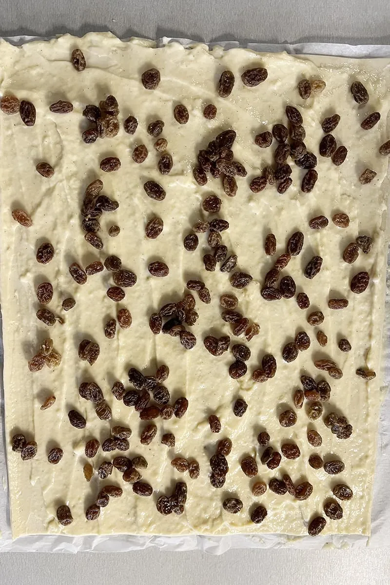 Rouler les pains aux raisins en pâte feuilletée