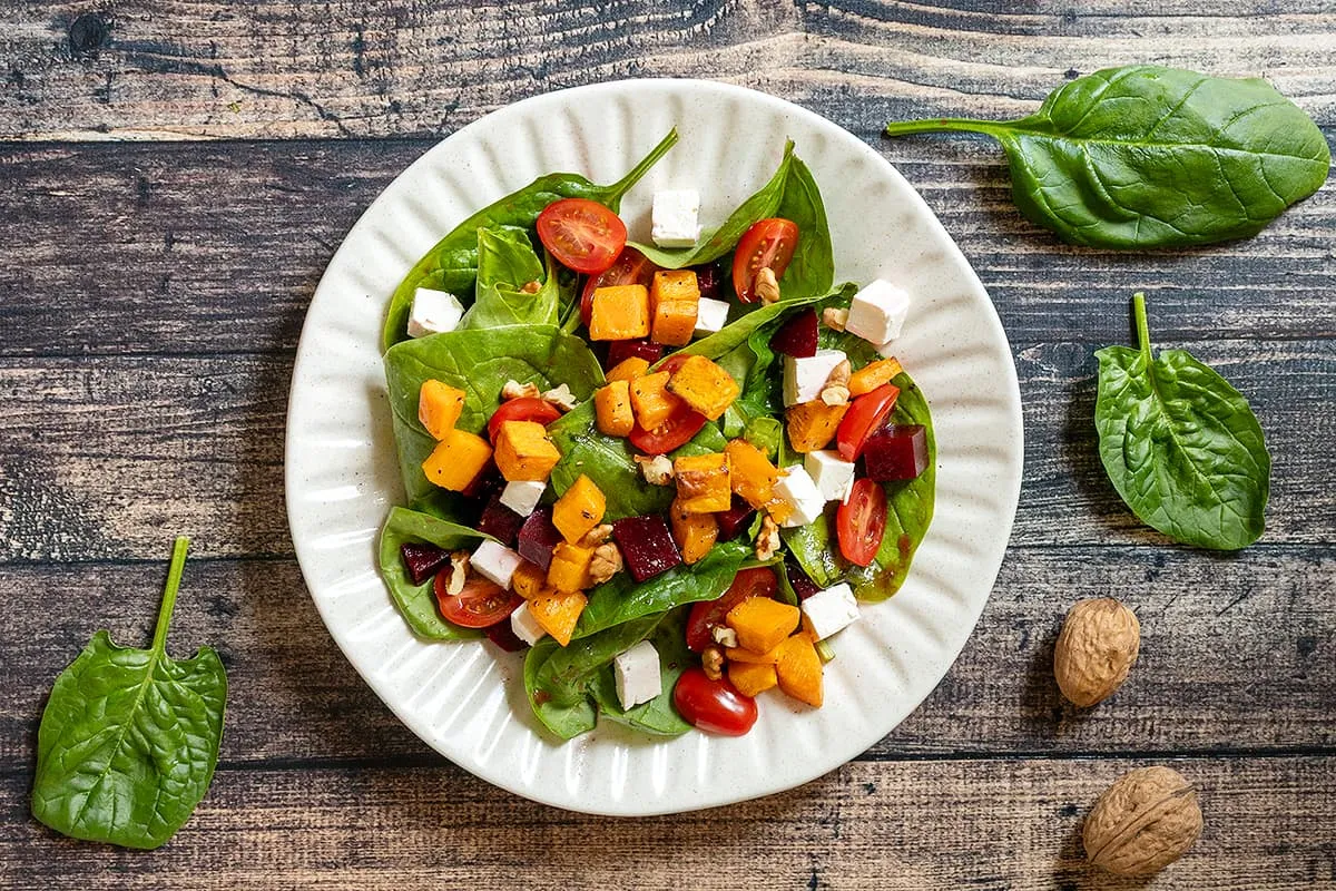 Salade d’épinards et patate douce - délicieux avec de la betterave rouge