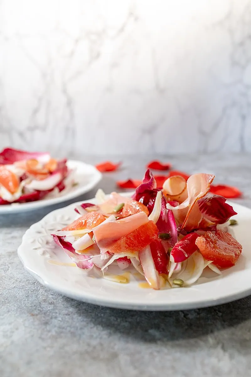 Salade de Saint-Valentin avec endive, pamplemousse et fenouil