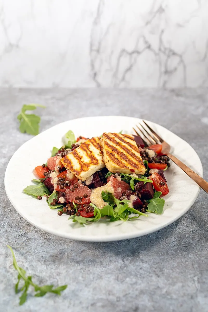Salade de lentilles au halloumi - délicieuse salade pour le déjeuner