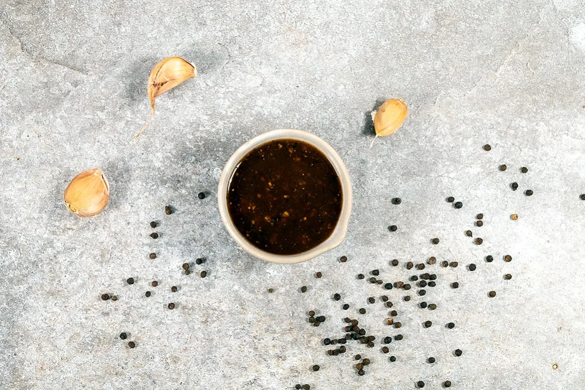 Sauce wok au poivre noir - un assaisonnement chaleureux