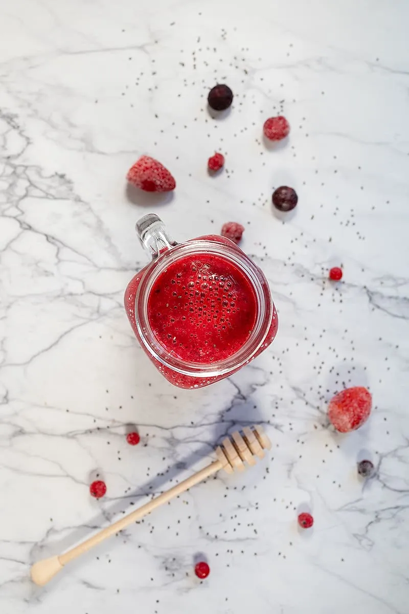 Smoothie rafraîchissant aux fruits rouges