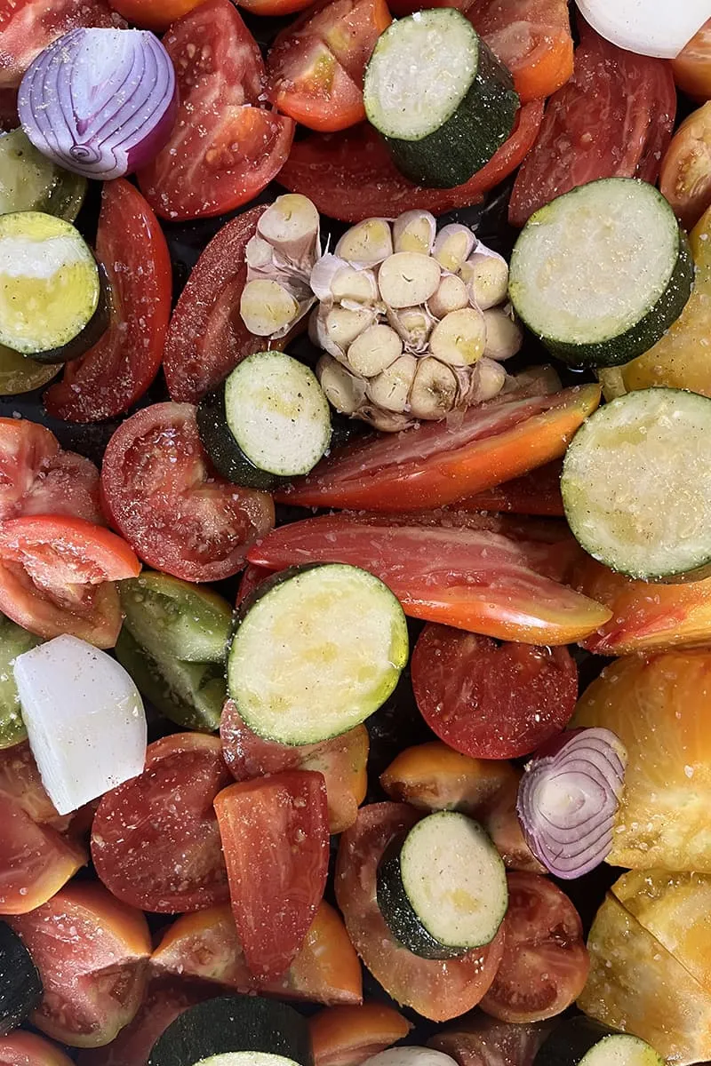 De nombreuses bonnes légumes pour une soupe de tomates et courgettes