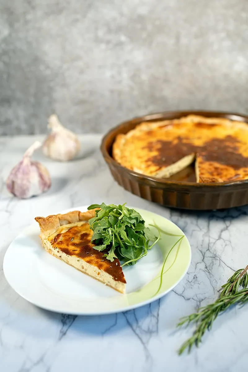 Tarte à l'ail et ricotta - délicieuse avec de l'ail rôti