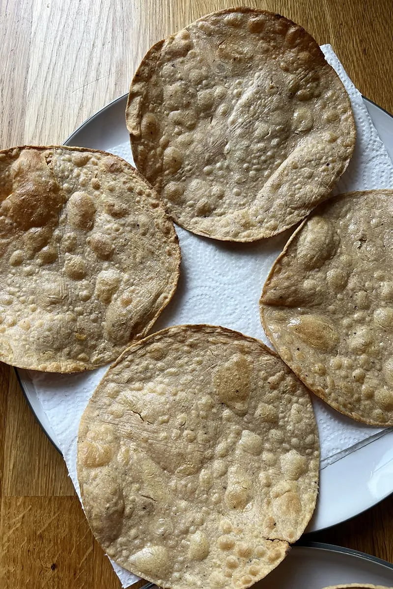 Préparation de la tostada mexicaine au poulet et haricots
