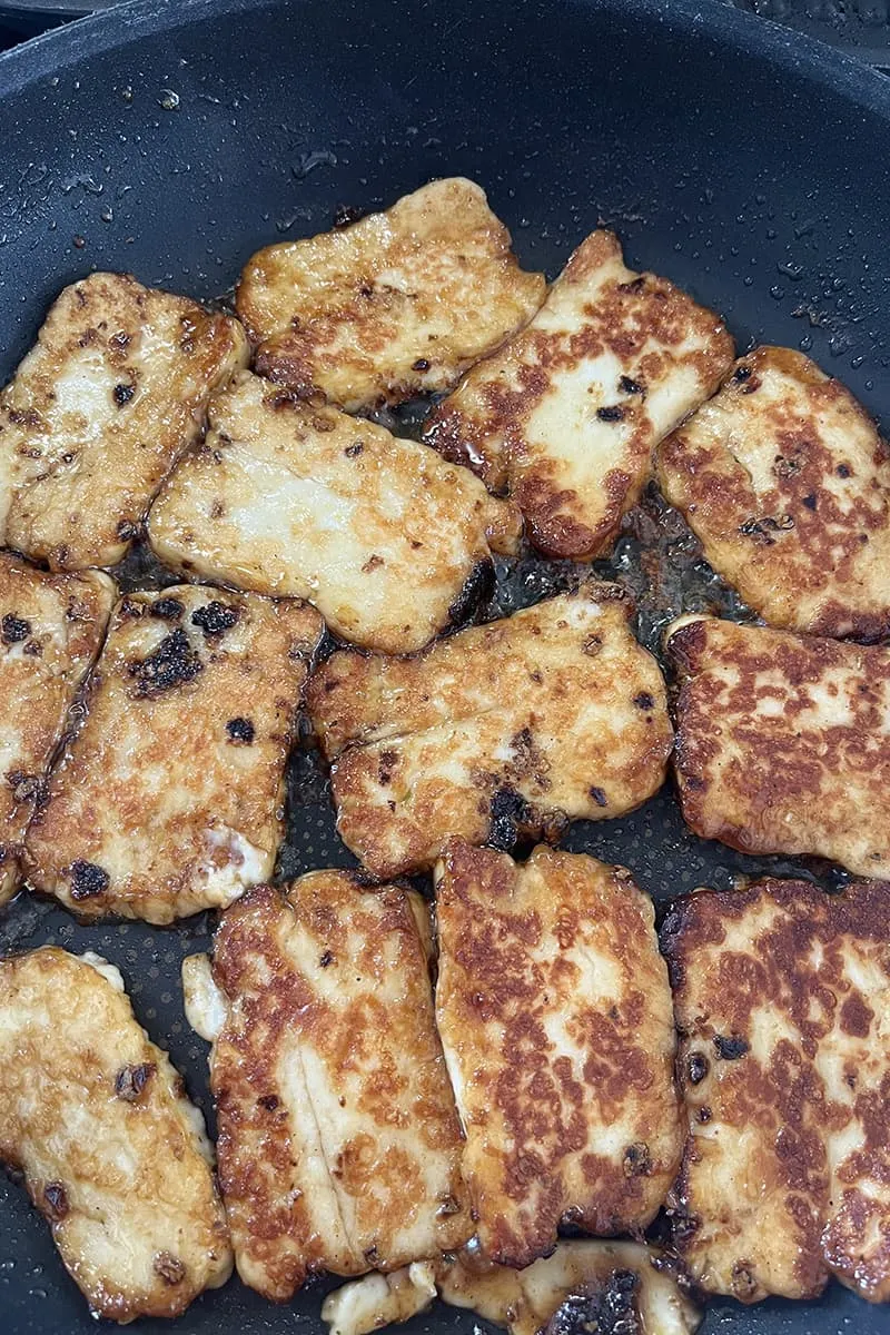 Préparation des wraps halloumi grillé et aux légumes avec sauce chipotle